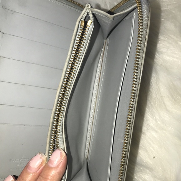 AUTHENTIC LOUIS VUITTON VERNIS GOLD ZIPPER WALLET - Picture 15 of 16